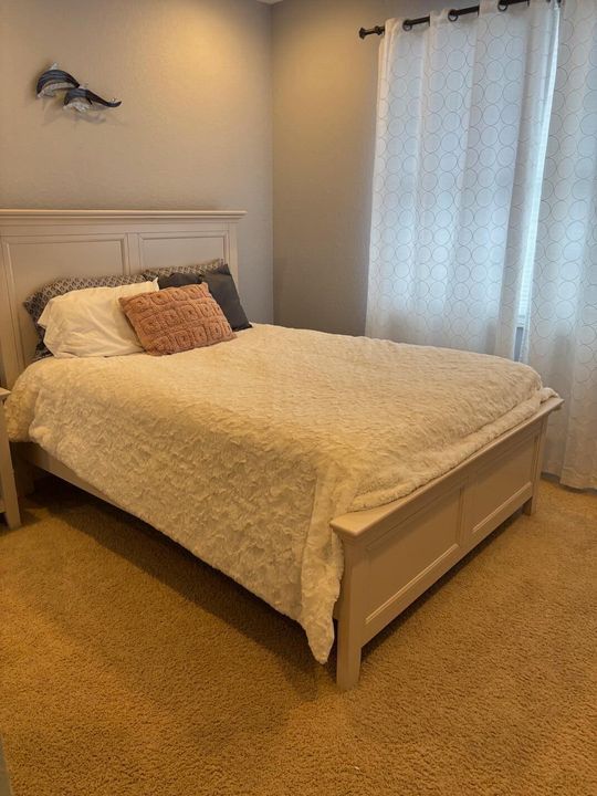 Activo con contrato: $4,900 (3 camas, 2 baños, 2204 Pies cuadrados)