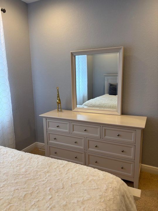 Activo con contrato: $4,900 (3 camas, 2 baños, 2204 Pies cuadrados)