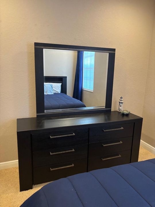 Activo con contrato: $4,900 (3 camas, 2 baños, 2204 Pies cuadrados)