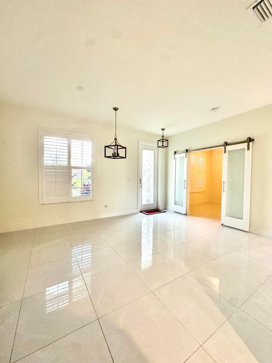 Activo con contrato: $525,000 (4 camas, 3 baños, 1932 Pies cuadrados)