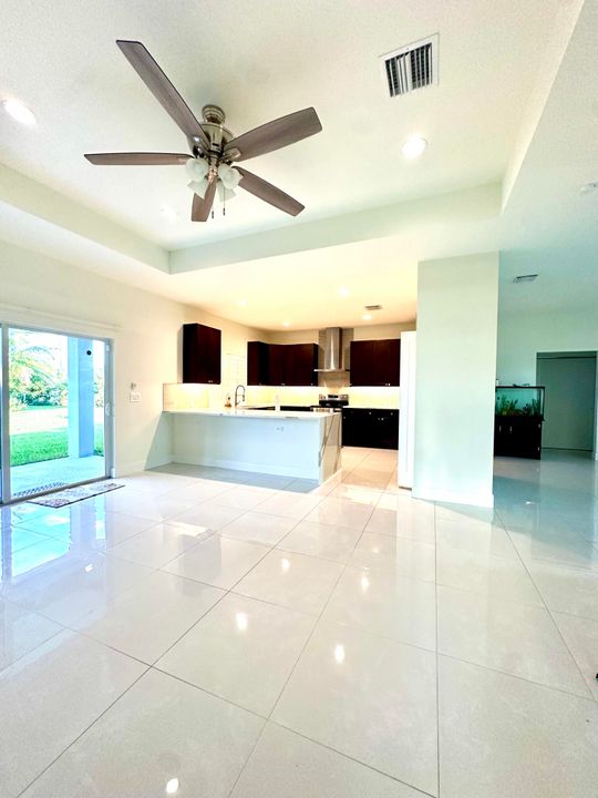 Activo con contrato: $525,000 (4 camas, 3 baños, 1932 Pies cuadrados)