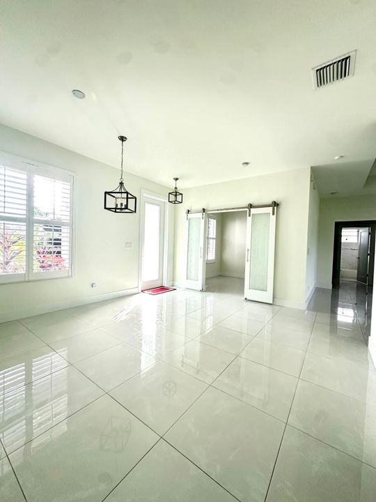 Activo con contrato: $525,000 (4 camas, 3 baños, 1932 Pies cuadrados)