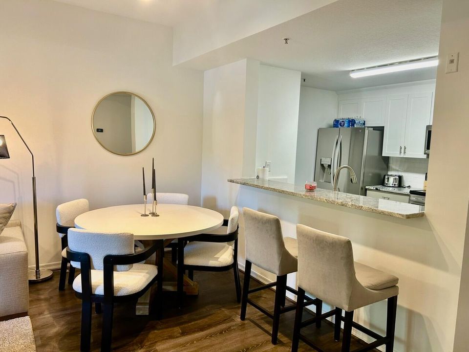 Под контрактом: $2,200 (1 спален, 1 ванн, 719 Квадратных фут)