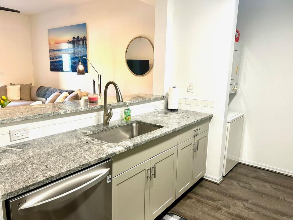 Под контрактом: $2,200 (1 спален, 1 ванн, 719 Квадратных фут)