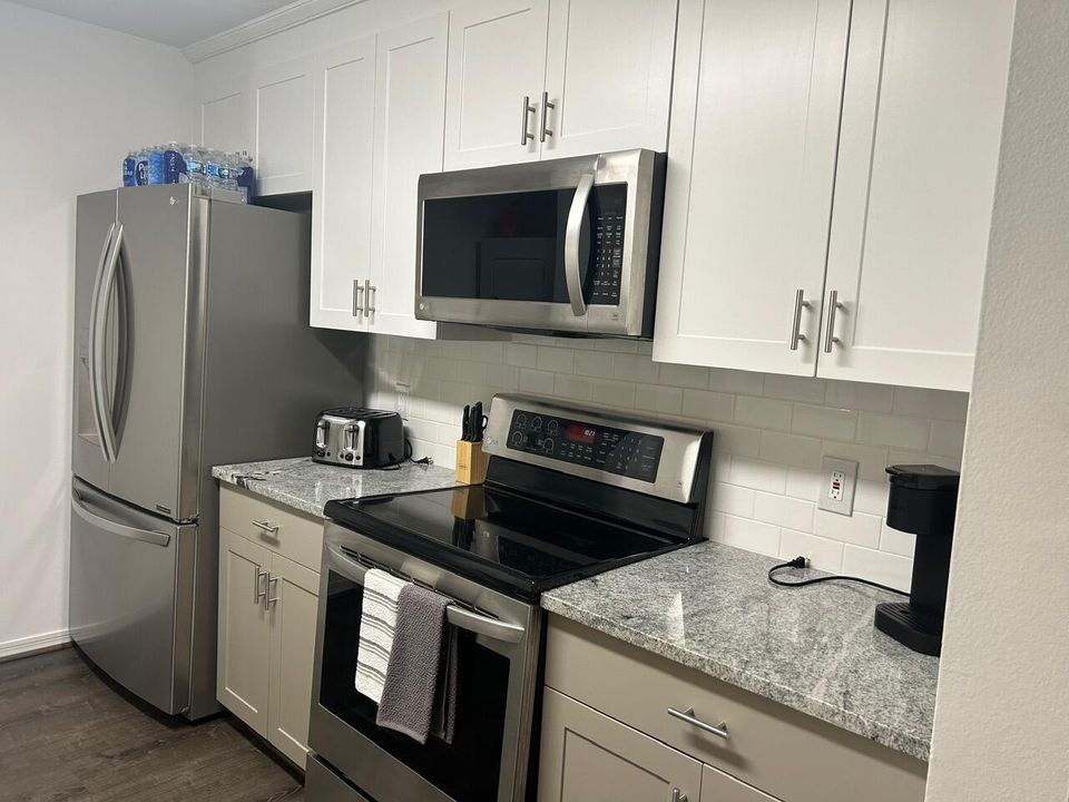 Под контрактом: $2,200 (1 спален, 1 ванн, 719 Квадратных фут)