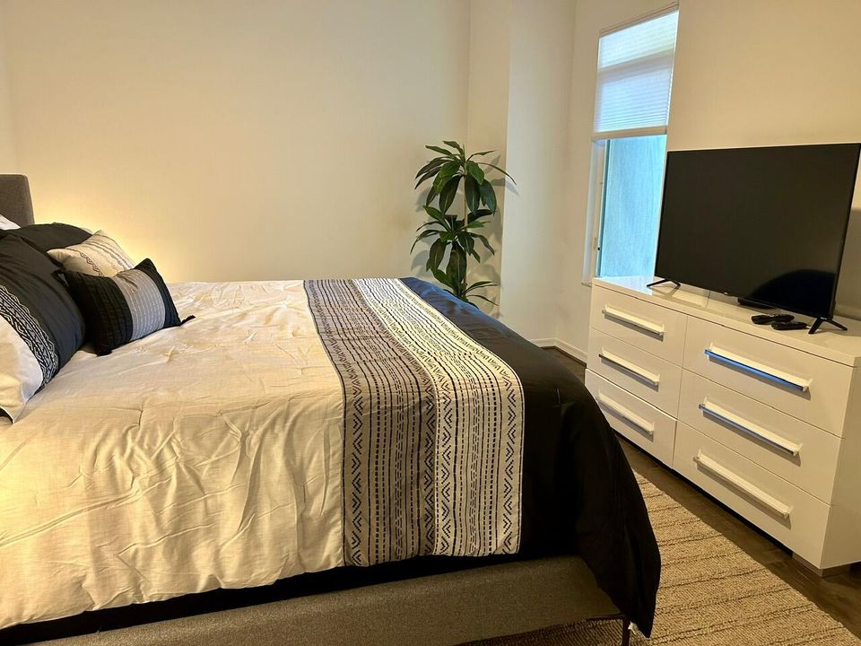 Под контрактом: $2,200 (1 спален, 1 ванн, 719 Квадратных фут)