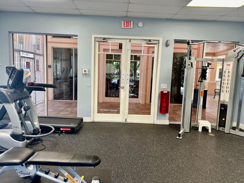 Под контрактом: $2,200 (1 спален, 1 ванн, 719 Квадратных фут)