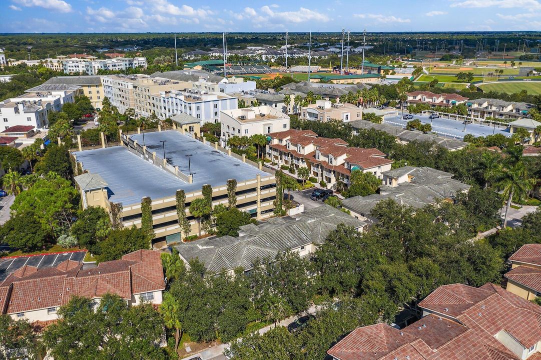 Под контрактом: $2,200 (1 спален, 1 ванн, 719 Квадратных фут)