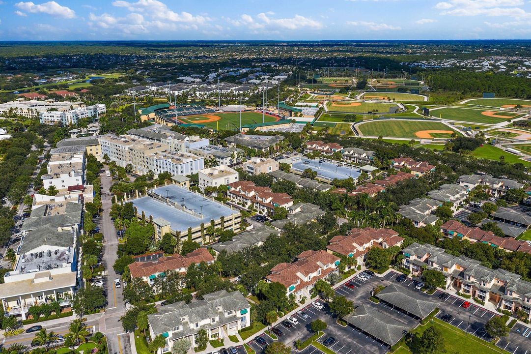 Под контрактом: $2,200 (1 спален, 1 ванн, 719 Квадратных фут)