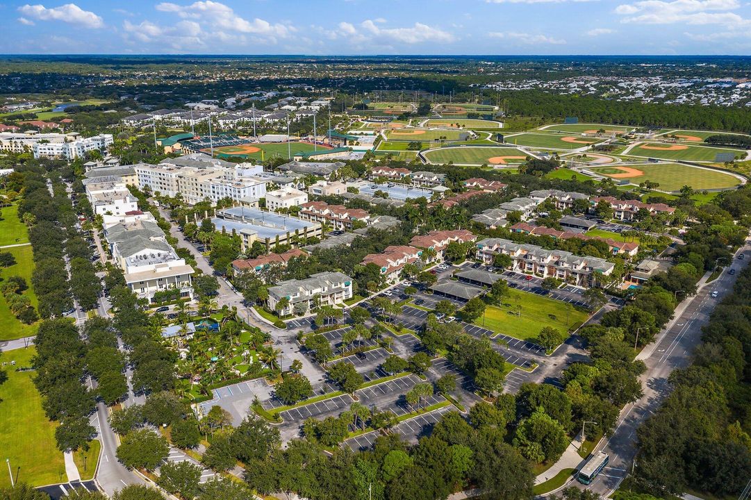 Под контрактом: $2,200 (1 спален, 1 ванн, 719 Квадратных фут)