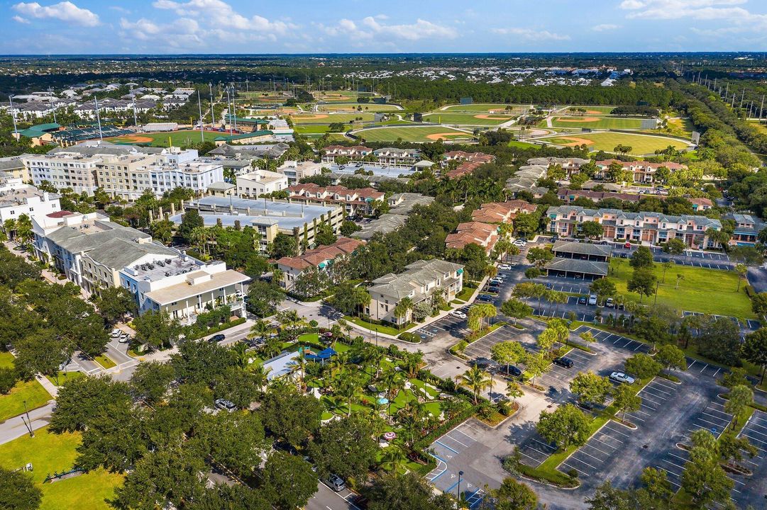 Под контрактом: $2,200 (1 спален, 1 ванн, 719 Квадратных фут)