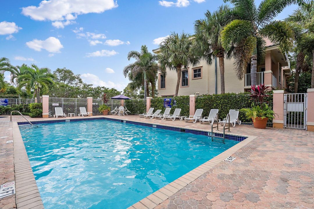 Под контрактом: $2,200 (1 спален, 1 ванн, 719 Квадратных фут)