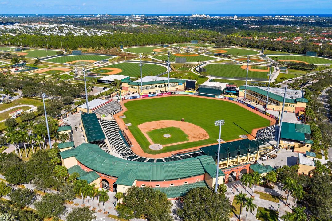 Под контрактом: $2,200 (1 спален, 1 ванн, 719 Квадратных фут)