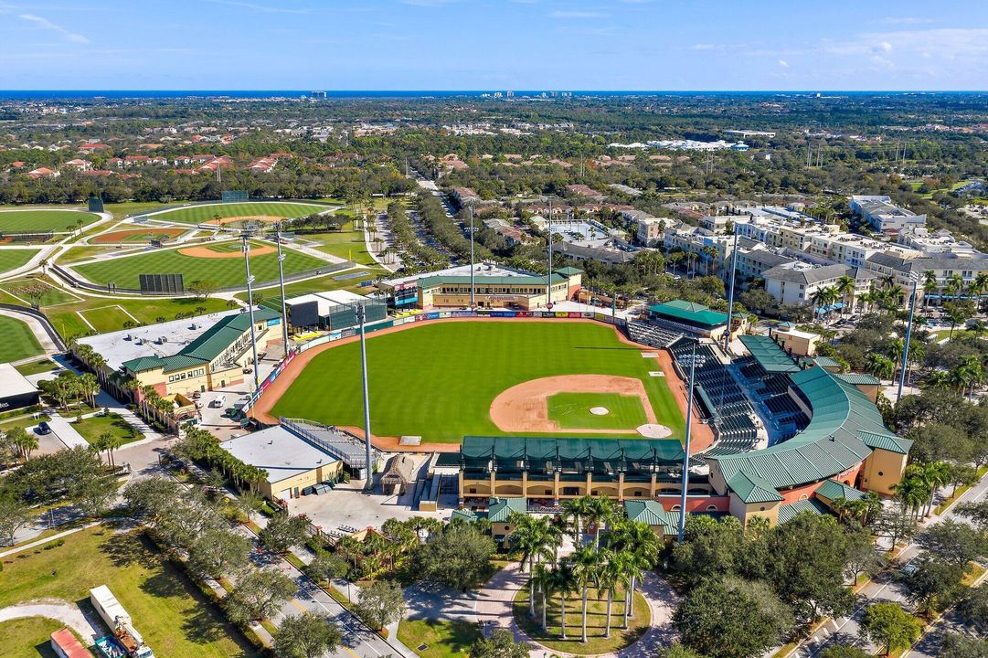 Под контрактом: $2,200 (1 спален, 1 ванн, 719 Квадратных фут)