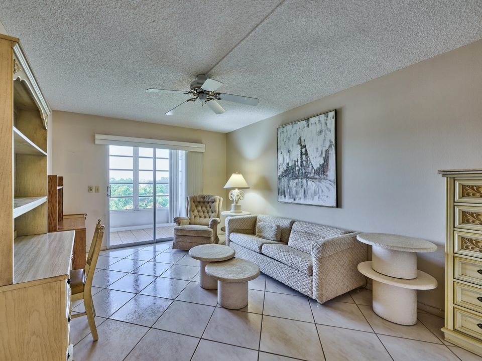 合同活跃: $127,500 (2 贝兹, 2 浴室, 1110 平方英尺)