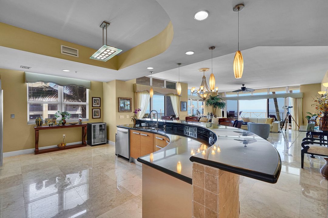 合同活跃: $2,299,000 (3 贝兹, 3 浴室, 2630 平方英尺)