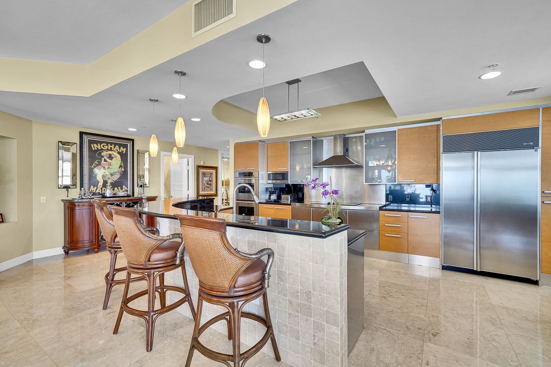 合同活跃: $2,299,000 (3 贝兹, 3 浴室, 2630 平方英尺)