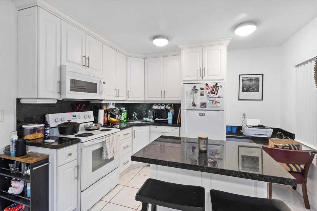 合同活跃: $788,000 (0 贝兹, 0 浴室, 1916 平方英尺)