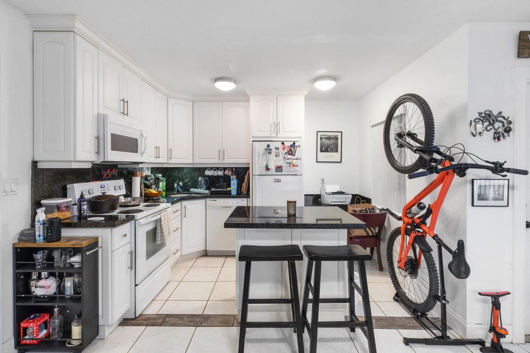 合同活跃: $788,000 (0 贝兹, 0 浴室, 1916 平方英尺)