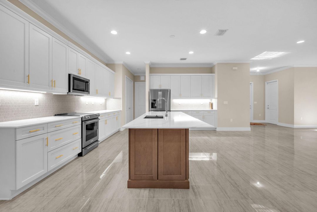 For Sale: $925,000 (5 beds, 3 baths, 3522 Square Feet)