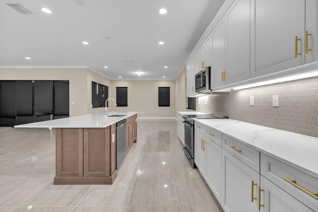 For Sale: $925,000 (5 beds, 3 baths, 3522 Square Feet)