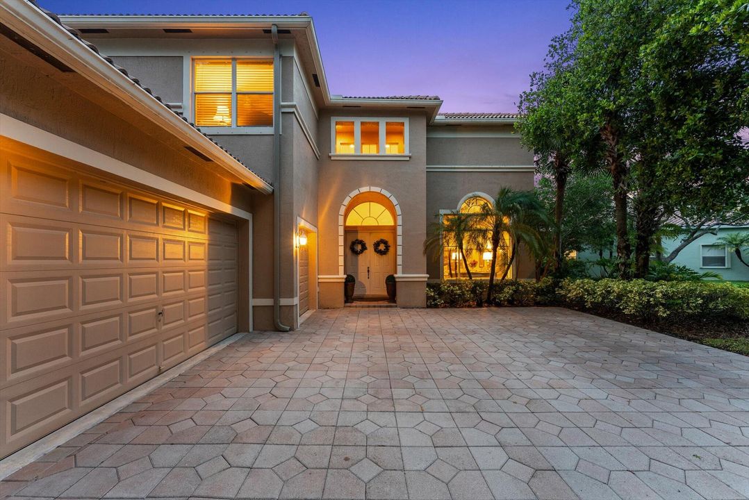 合同活跃: $744,900 (4 贝兹, 3 浴室, 3142 平方英尺)