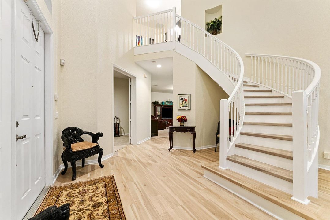 合同活跃: $744,900 (4 贝兹, 3 浴室, 3142 平方英尺)