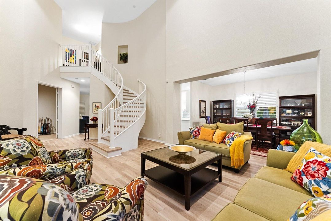 合同活跃: $744,900 (4 贝兹, 3 浴室, 3142 平方英尺)