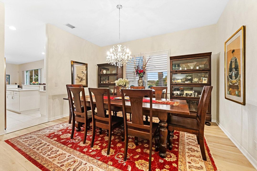 合同活跃: $744,900 (4 贝兹, 3 浴室, 3142 平方英尺)