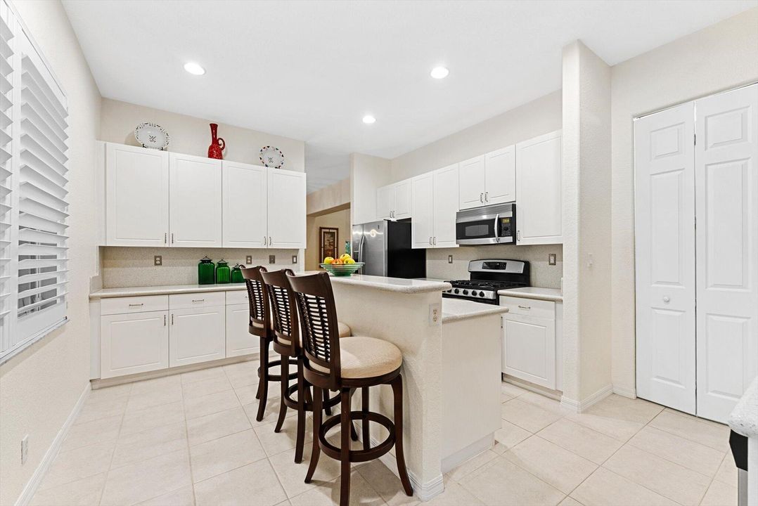 合同活跃: $744,900 (4 贝兹, 3 浴室, 3142 平方英尺)