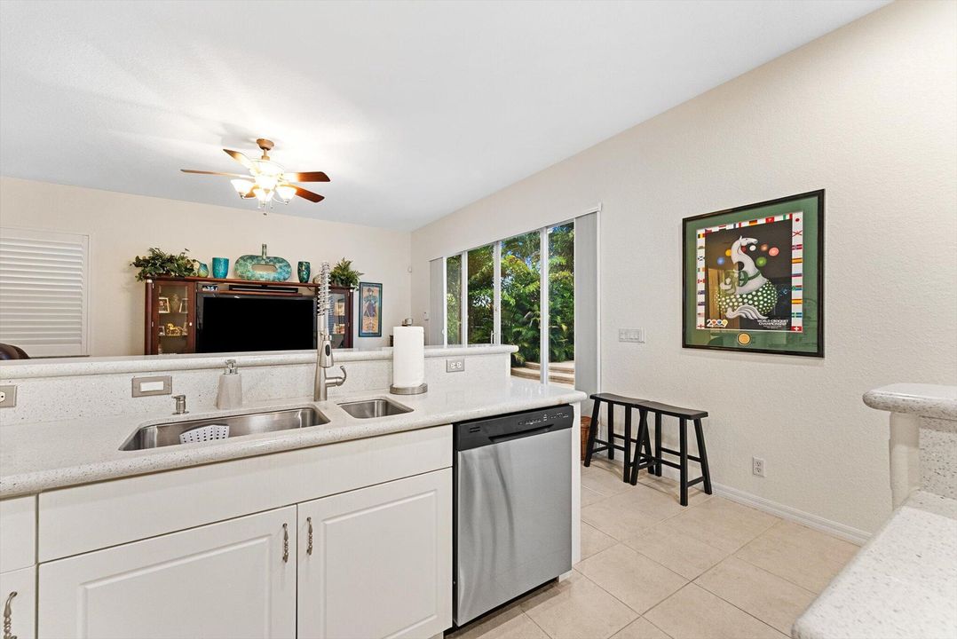 合同活跃: $744,900 (4 贝兹, 3 浴室, 3142 平方英尺)