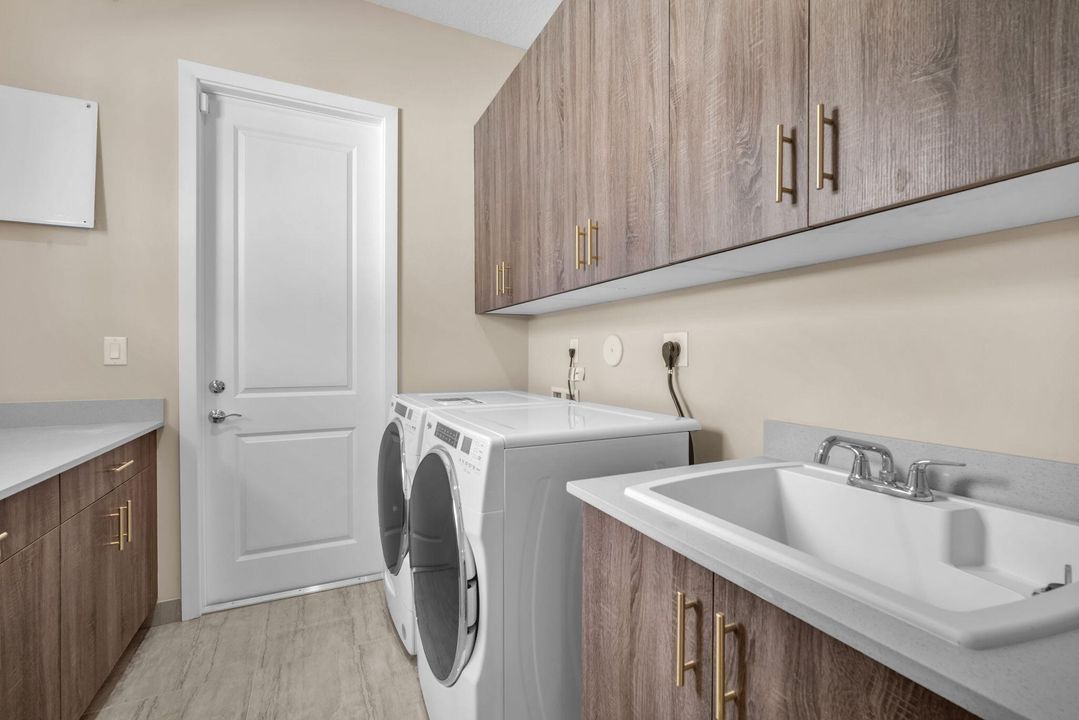 For Sale: $925,000 (5 beds, 3 baths, 3522 Square Feet)