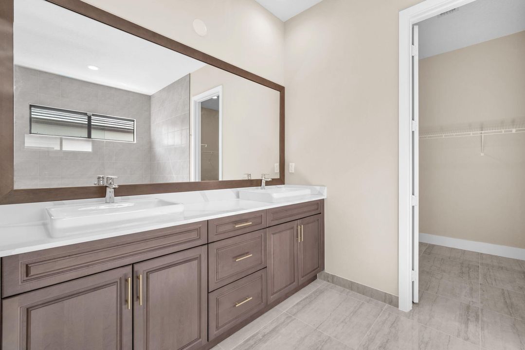 For Sale: $925,000 (5 beds, 3 baths, 3522 Square Feet)