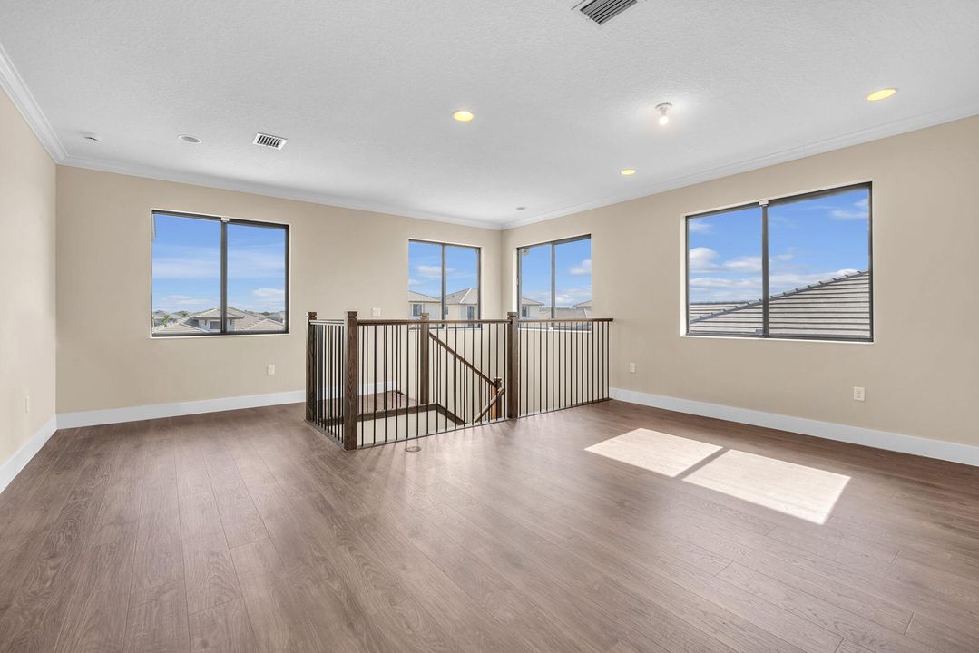 For Sale: $925,000 (5 beds, 3 baths, 3522 Square Feet)