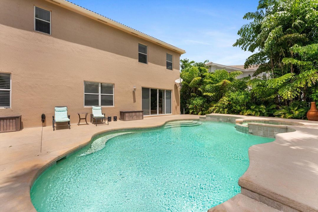 合同活跃: $744,900 (4 贝兹, 3 浴室, 3142 平方英尺)