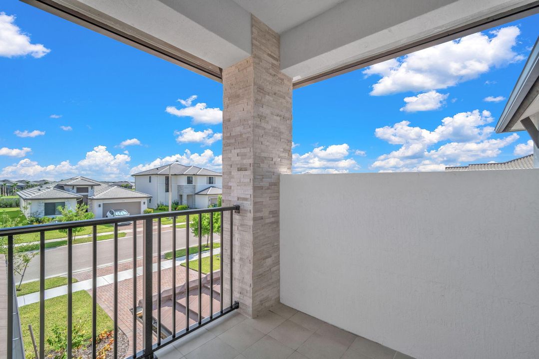 For Sale: $925,000 (5 beds, 3 baths, 3522 Square Feet)