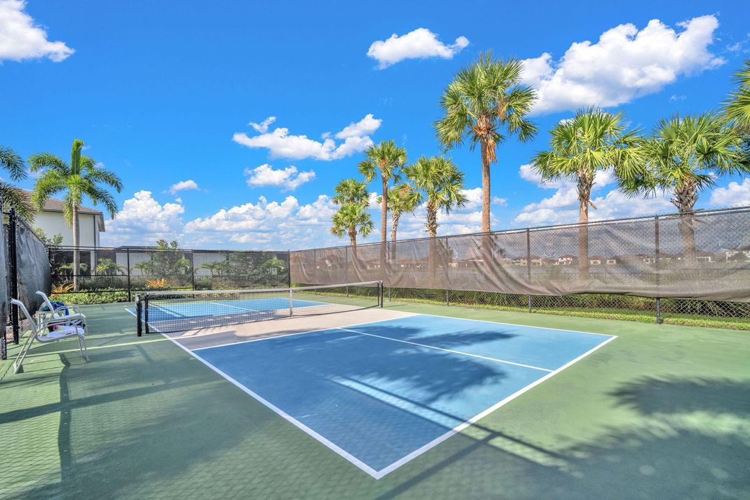 For Sale: $925,000 (5 beds, 3 baths, 3522 Square Feet)