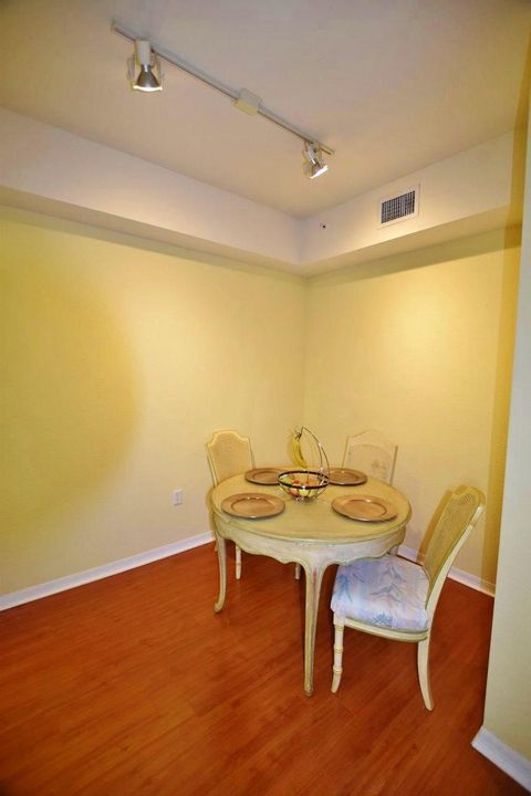 В аренду: $1,900 (1 спален, 1 ванн, 815 Квадратных фут)