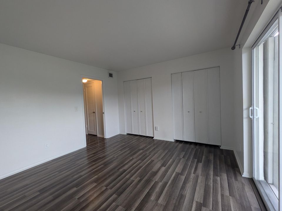 合同活跃: $149,999 (1 贝兹, 1 浴室, 640 平方英尺)