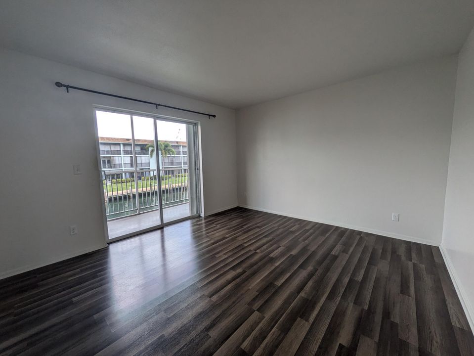 合同活跃: $149,999 (1 贝兹, 1 浴室, 640 平方英尺)