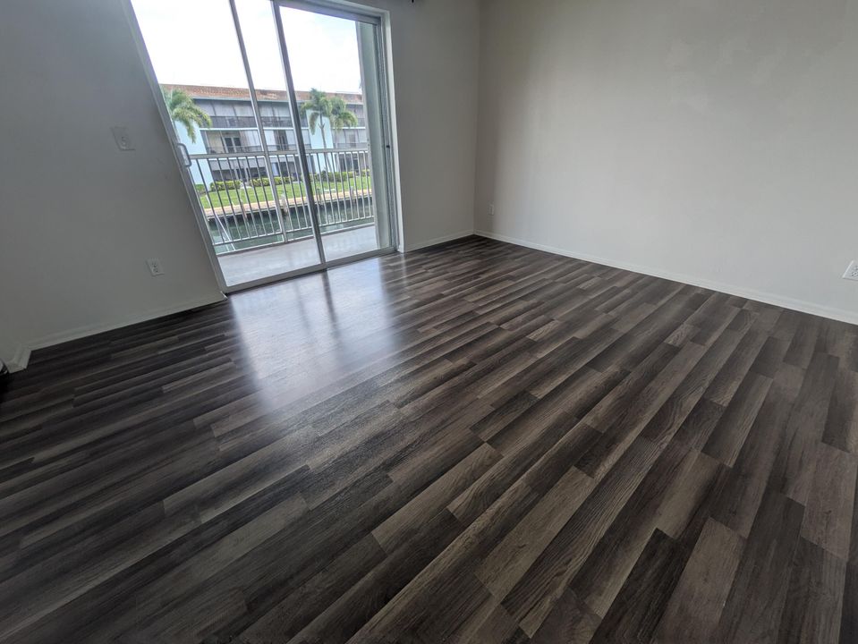 合同活跃: $149,999 (1 贝兹, 1 浴室, 640 平方英尺)