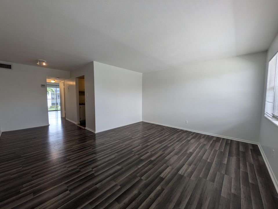 合同活跃: $149,999 (1 贝兹, 1 浴室, 640 平方英尺)