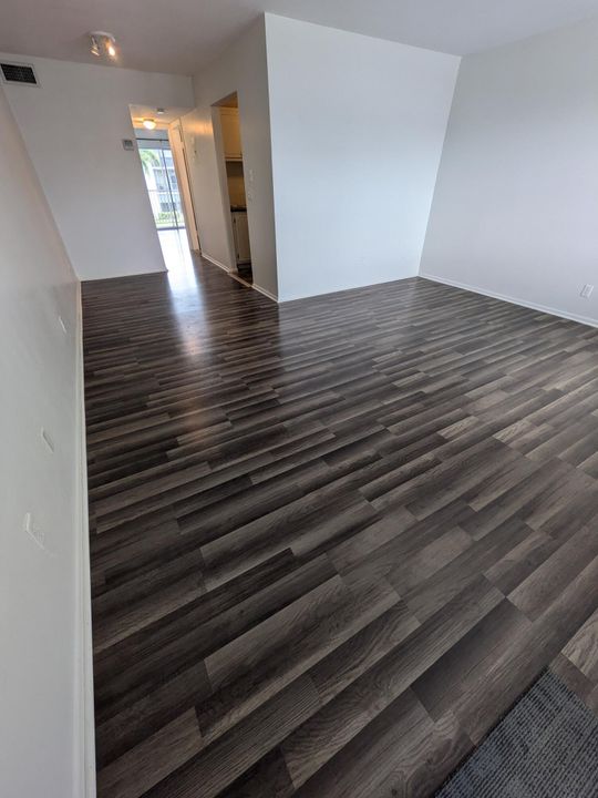 合同活跃: $149,999 (1 贝兹, 1 浴室, 640 平方英尺)