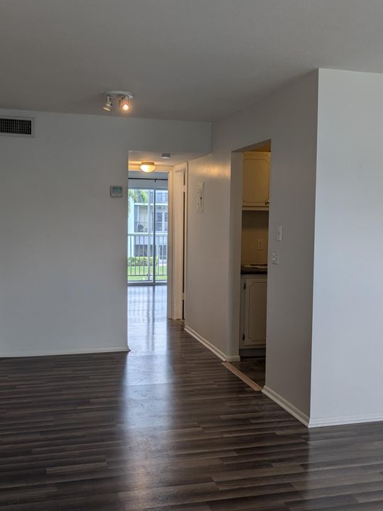 合同活跃: $149,999 (1 贝兹, 1 浴室, 640 平方英尺)