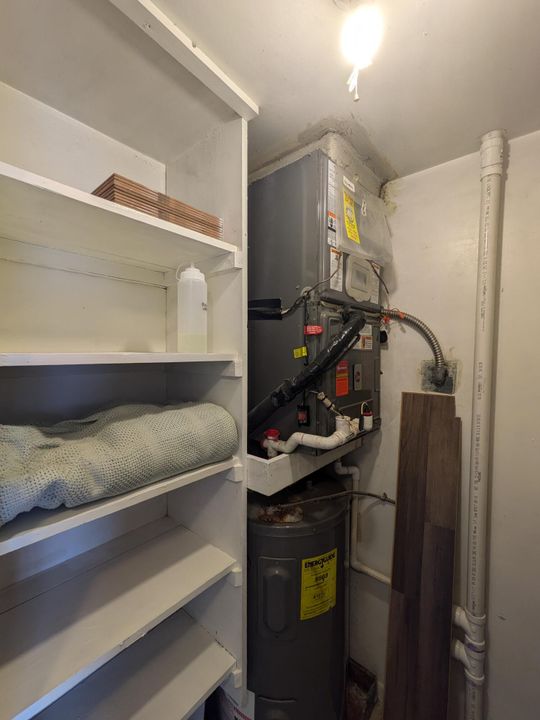 合同活跃: $149,999 (1 贝兹, 1 浴室, 640 平方英尺)