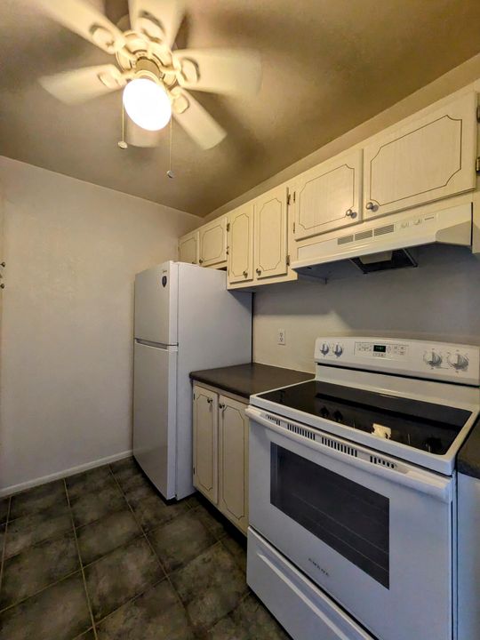 合同活跃: $149,999 (1 贝兹, 1 浴室, 640 平方英尺)