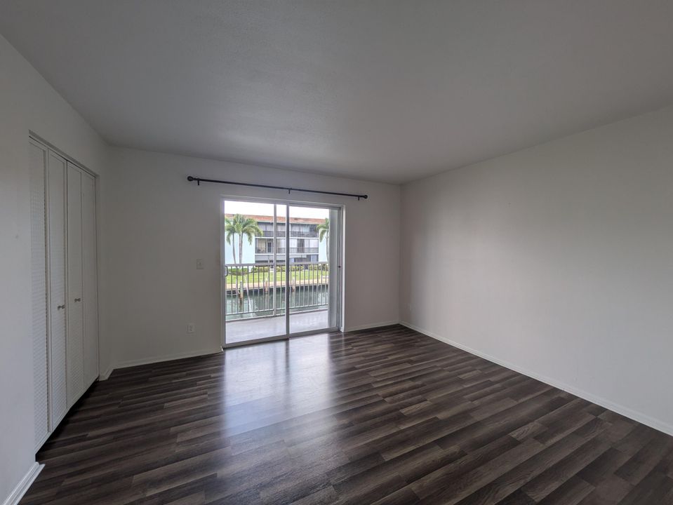 合同活跃: $149,999 (1 贝兹, 1 浴室, 640 平方英尺)