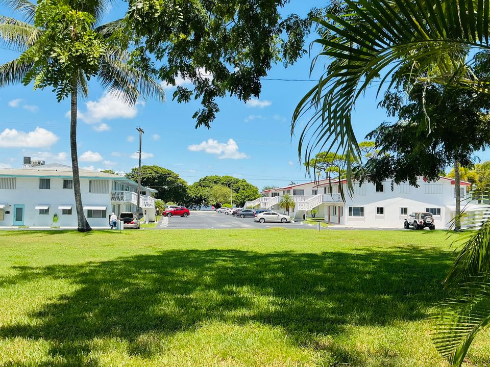 Active With Contract: $1,300 (1 beds, 1 baths, 640 Square Feet)