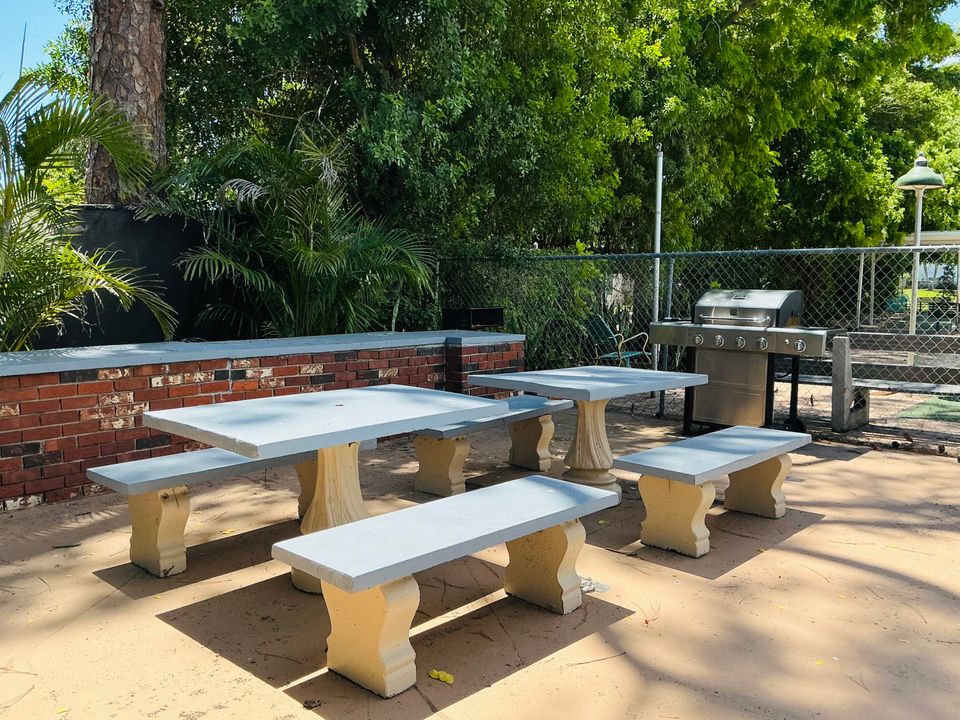 Active With Contract: $1,300 (1 beds, 1 baths, 640 Square Feet)