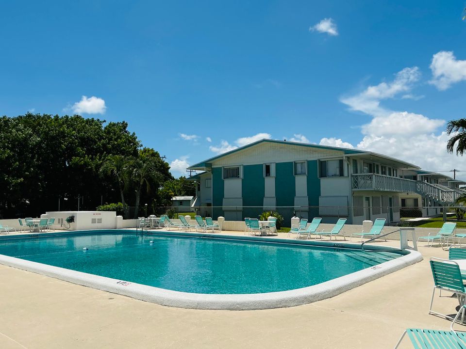 Active With Contract: $1,300 (1 beds, 1 baths, 640 Square Feet)